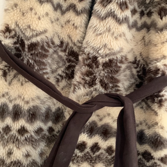 Faux fur vest from ZARA size Small with brown belt - Picture 2 of 3